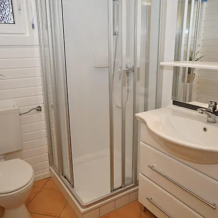 Blockhaus Mit Grossem Grundstueck Und Zaun *