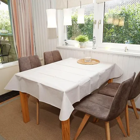 Blockhaus Mit Grossem Grundstueck Und Zaun