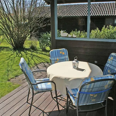 Blockhaus Mit Grossem Grundstueck Und Zaun *