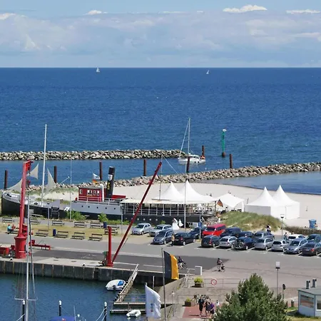 Blockhaus Mit Grossem Grundstueck Und Zaun *