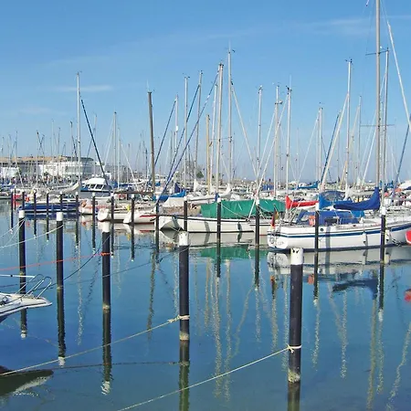 Blockhaus Mit Grossem Grundstueck Und Zaun *